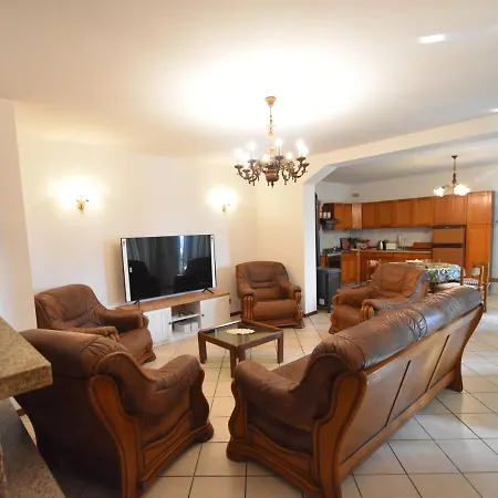 Сasa de vacaciones Attractive In With Garden
