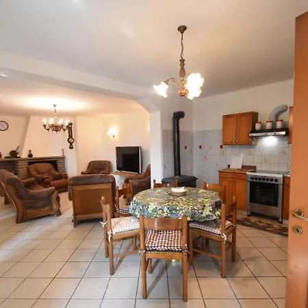 Сasa de vacaciones Attractive In With Garden