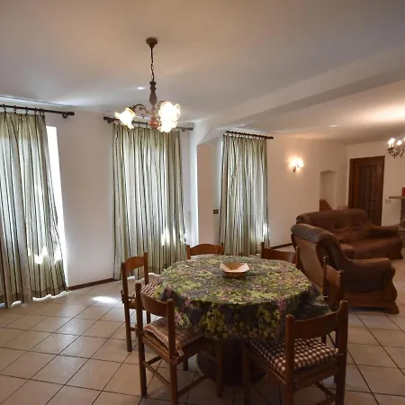 Сasa de vacaciones Attractive In With Garden